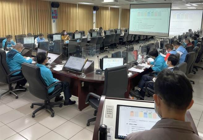 金门居家照护关怀中心成立2周以来，已接获谘询电话460余通。县府今天召集相关单位研议强化服务功能。（县府提供）