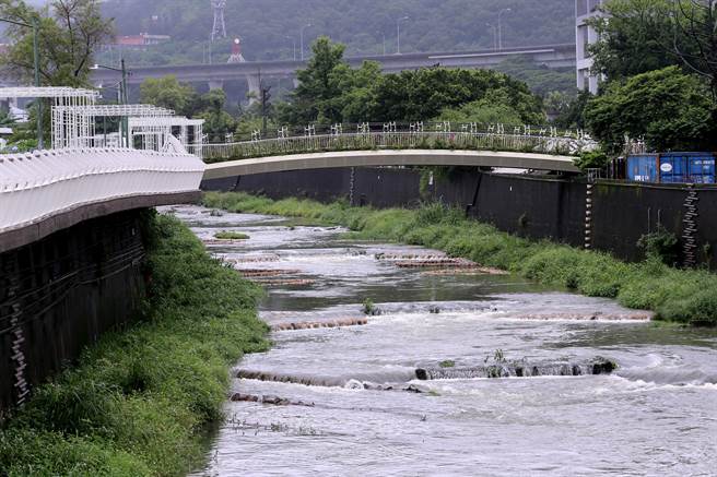 新北市泰山区大窠坑溪改善工程，将原本的「三面光」混凝土河道，改造为人与动植物共荣共存的近自然河川，搭配木栈道及跨河钢构拱桥，让都会区的民眾开门就能享受乡下溪流的纯朴自然。（黄世麒摄）