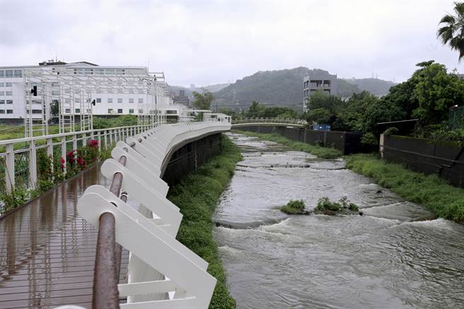 新北市泰山区大窠坑溪改善工程，坚实桥至大窠桥间450公尺的河岸休憩缤纷廊道，让行人不需再面临人车争道，打造人本友善通行空间，沿线也设置花架及种植攀爬植栽，透过不同花色之九重葛形塑缤纷廊道，满足散步民眾观赏及遮荫需求。（黄世麒摄）