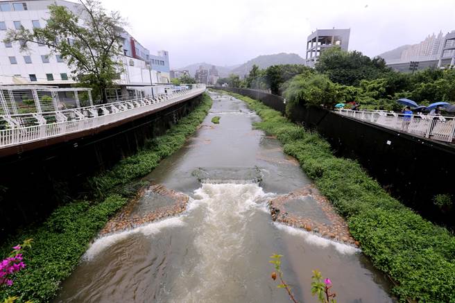 新北市泰山区大窠坑溪改善工程，将原本的「三面光」混凝土河道，改造为人与动植物共荣共存的近自然河川，搭配木栈道及跨河钢构拱桥，让都会区的民眾开门就能享受乡下溪流的纯朴自然。（黄世麒摄）