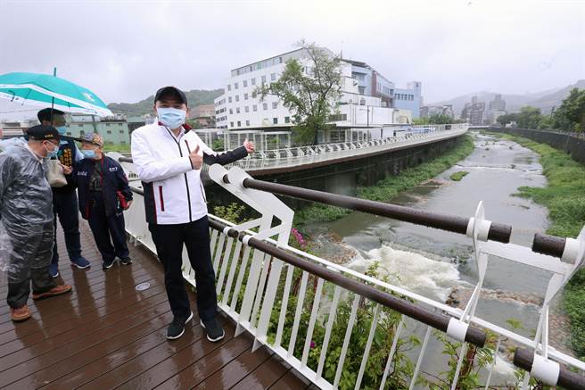 新北市长侯友宜（左四）16日视察已完工的新北市泰山区大窠坑溪改善工程。（黄世麒摄）