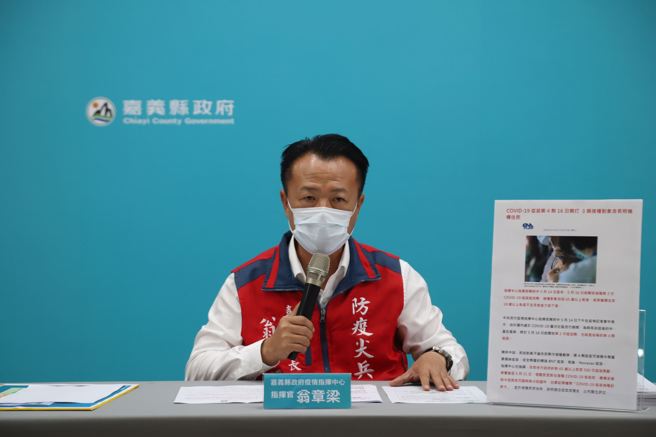 嘉义县长翁章梁与医检师谈防疫，感谢揪出病毒的幕后英雄。（嘉义县政府提供）