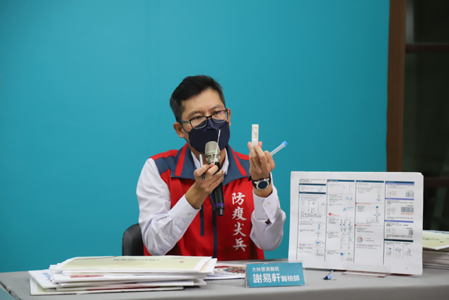 大林慈济医院谢易轩医检师谈防疫检验，呼吁有症状要善用快筛，降低医检师的负荷。（嘉义县政府提供）