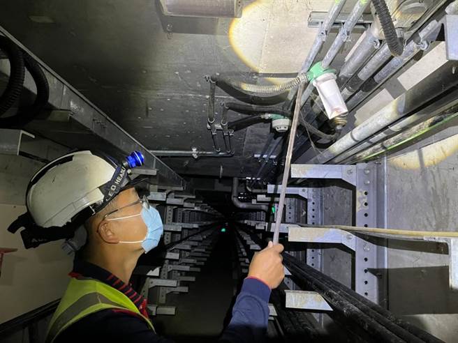 台中市积极建置地下共同管道，减少建设黑暗期，目前全市8大人口密集行政区，共有17个共管系统纳入营运，并有专人例行性维护巡检。（建设局提供／谢琼云台中传真）