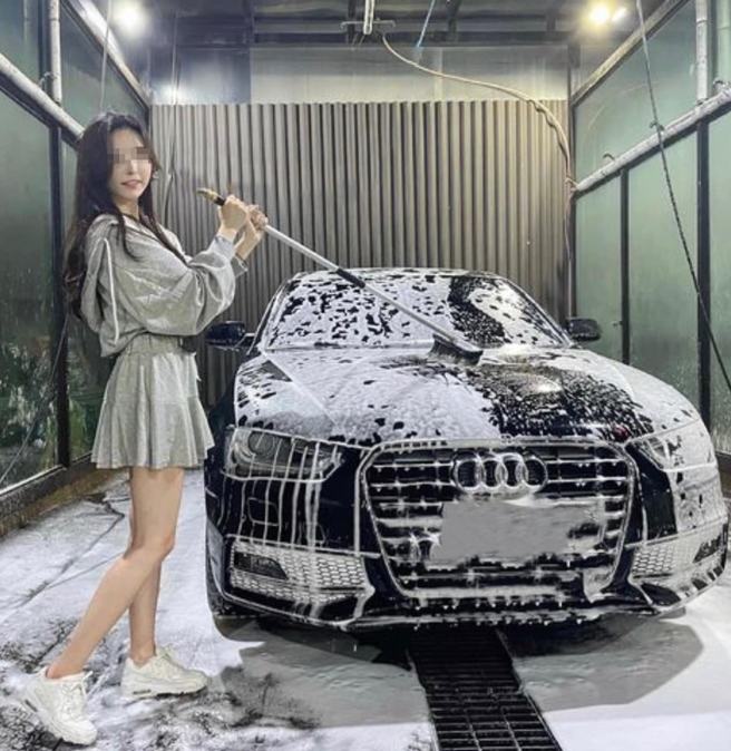 有名男子拍下女友拿洗地板刷子洗车照片，网友一见狂摇头表示「分手是唯一选择」。（翻摄自脸书爆废公社）