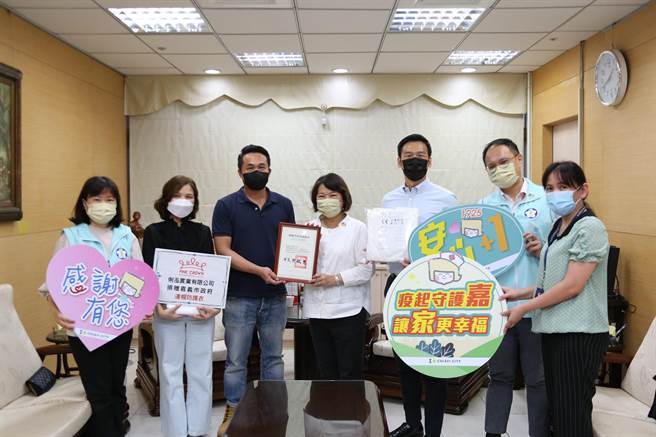俐泓實業有限公司捐贈2410件防護衣，嘉義市長黃敏惠頒感謝狀表示感謝。（嘉義市政府提供∕呂妍庭嘉義傳真）