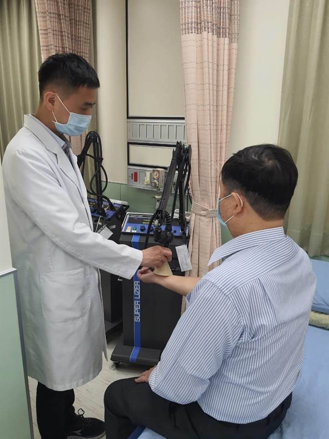 大里仁爱医院疼痛治疗中心，获SNQ国家品质标章认证。（大里仁爱医院提供／卢金足台中传真）