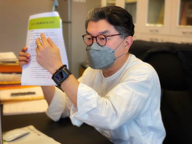 台中市议员李中指出，政府推动绿色运具，但许多社区没有充电桩，市府应研拟相关设置办法。(李中提供／林欣仪台中传真)