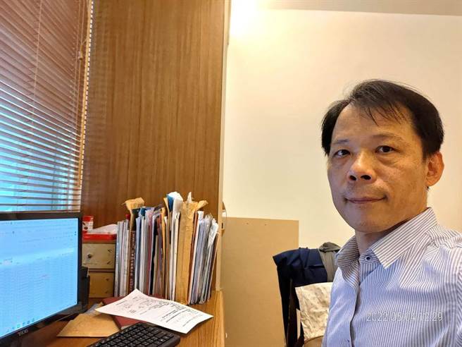 林釗尚承接衛生局派案，打電話關懷居家照護的確診者。（林釗尚提供／馮惠宜台中傳真）