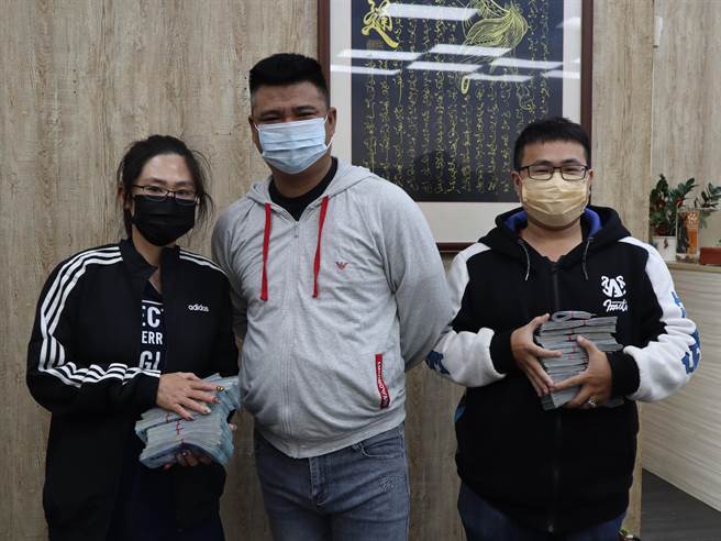 幸运儿翁嘉梅及巫崇玮，两人分别获得150万元。（民眾提供）