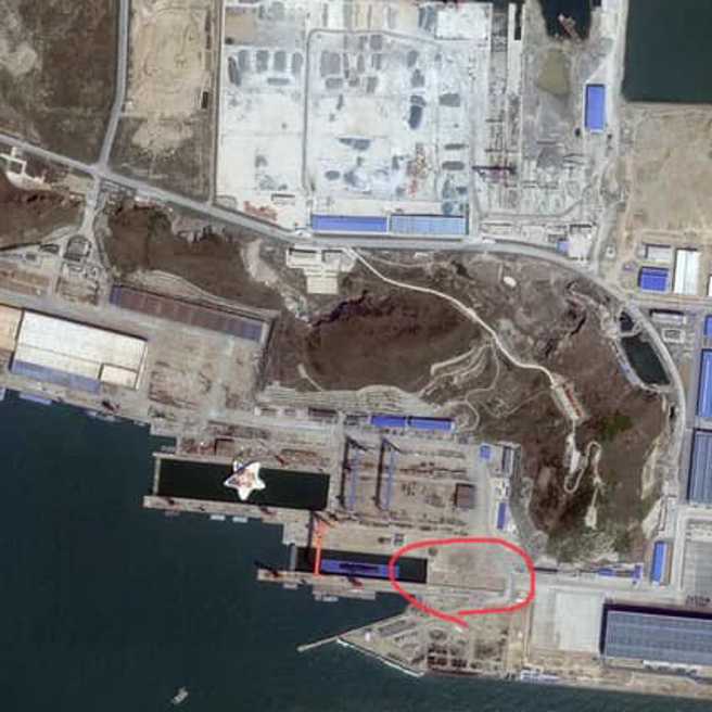 紅圈內就是塢底末端延伸槽狀結構，與浮臺長寛相吻合。(圖/張競解說)