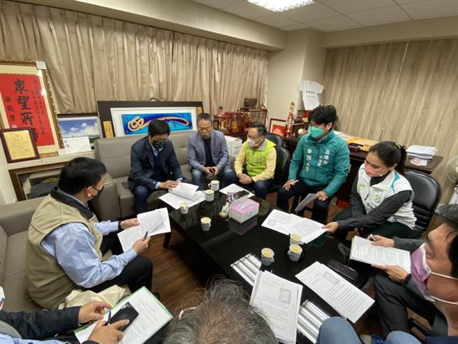 立委蔡適應今邀請公路總局台北市區監理所、基隆監理站了解後續狀況，要求不能停駛。（立委蔡適應提供／陳彩玲基隆傳真）