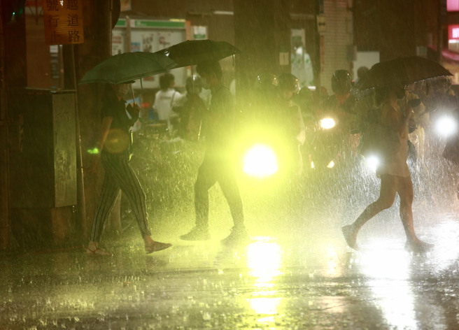 中央气象局晚间持续发布豪大雨特报，今(16日)晚至明(17日)天水气偏多、越晚雨越大。(陈信翰摄)