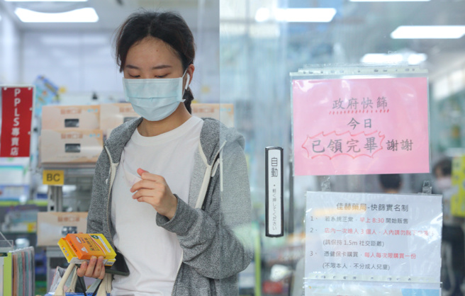 新冠肺炎疫情严峻，药局每天都有民眾排队购买快筛实名制或药品。（张铠乙摄）