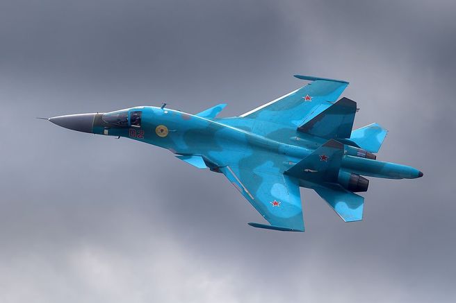 俄羅斯在對烏克蘭戰爭初期被擊落2架Su-34戰機，該型戰機算是俄軍較新的裝備，它有可容1人站立的大型座艙，扁平機頭，因此獲得「鴨嘴獸」的外號。（圖／Wikipedia)