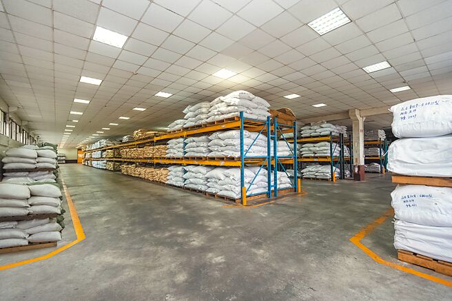 胜昌制药厂防疫相关药材备量充裕，台湾清冠一号出货维持顺畅。图／业者提供