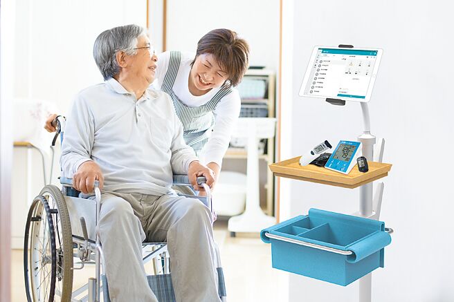 智龄科技专为日照中心设计的「日照管理解决方案」，让社工师、照服员省下30％的费时抄写时间。图／业者提供