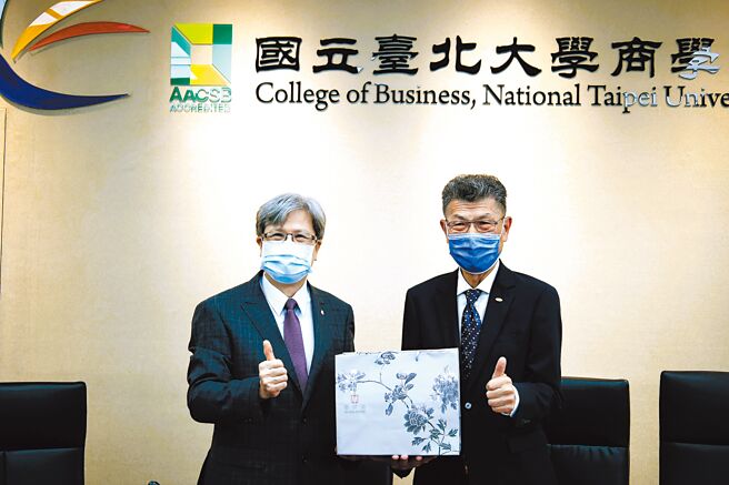 台北大学校长李承嘉教授（左）与千如电机创办人暨董事长徐明恩（右）合影。图／千如电机提供