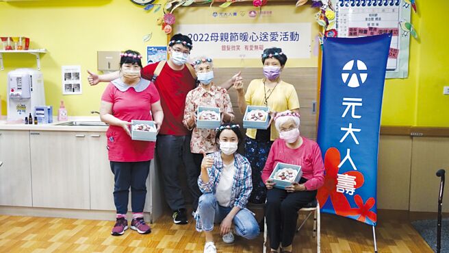 元大人寿与甘霖基金会办「母亲节暖心送爱活动」，赠送长辈庇护工场手作蛋糕。图／元大人寿提供