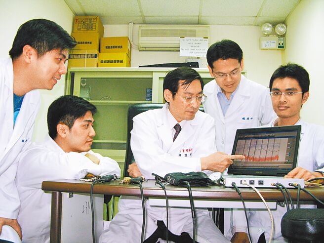 行政院院會去年7月通過《刑事訴訟法》部分條文修正草案，明定「測謊」結果不得作為認定犯罪事實存在與否的證據。圖為鑑識人員研析測謊技術。（陽明交通大學提供）