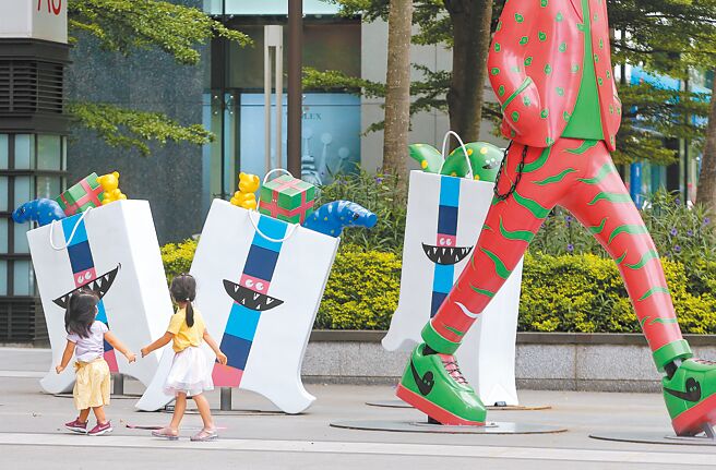 疫情海啸来袭，确诊人数连续3天破6万人，引爆内需雪崩。（本报资料照片）