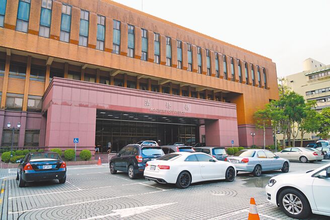 法務部統計，至今偵辦違法囤積防疫物資或哄抬價格案件已起訴34人，偵辦散播疫情假訊息案件共起訴103人。（本報資料照片）