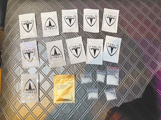 高雄巿大寮区光明路小吃部14日深夜遭警方查获10名移工趁大雨滂沱开毒趴，毒咖啡包就大剌剌的摆在桌上。（翻摄照片／崔正纲高雄传真）