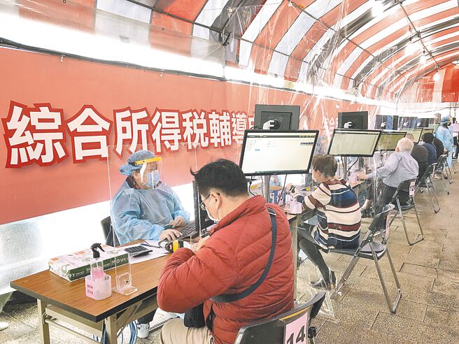 5月申报综合所得税如火如荼展开，图为民眾申报综所税。（吴静君摄）