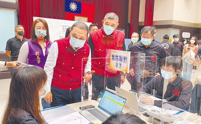 新北市长侯友宜15日到消防局119及防疫派遣中心，慰劳24小时轮值的消防同仁。（新北市消防局提供／王扬杰新北传真）