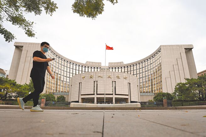 中国人民银行（大陆央行）、银保监会15日联合发布调整差别化住房信贷政策有关问题的通知，主要对首套房贷款利率进行下调，反映了当局刺激房地产市场需求的意图。（中新社）