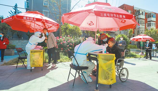 大陆官方日前要求建立步行15分钟即可到达的核酸「採样圈」，连带催生一项新职业：「核酸检测员」。图为北京市朝阳区的一处核酸检测点。（中新社）