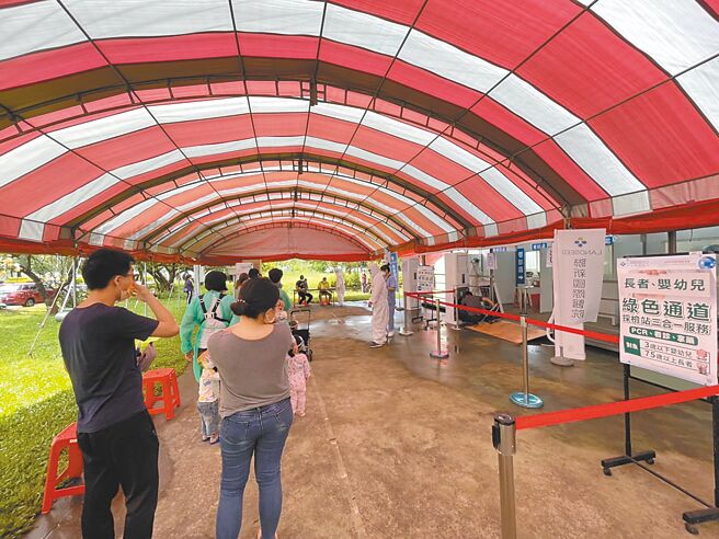 桃园市推长幼3合1绿色通道将扩大，陪同者是否能一起筛，将由负责医院自行评估。（吕筱蝉摄）