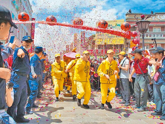 苗栗縣通霄鎮拱天宮白沙屯媽祖，20日凌晨將起駕出發，廟方宣布今年考量疫情，隨行的醫療團隊，不提供處理水泡、換藥服務，也不提供香客病患快篩。（本報資料照片）