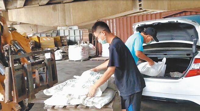 近期进入梅雨季，豪雨常导致淹水，各区公所会视情形提供砂包让民眾取用。（桃园市水务局提供／陈梦茹桃园传真）