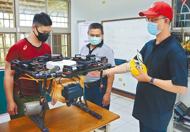 内埔乡东片社区开设无人植保机相关课程，吸引中部农友南下屏东参与。（林和生摄）