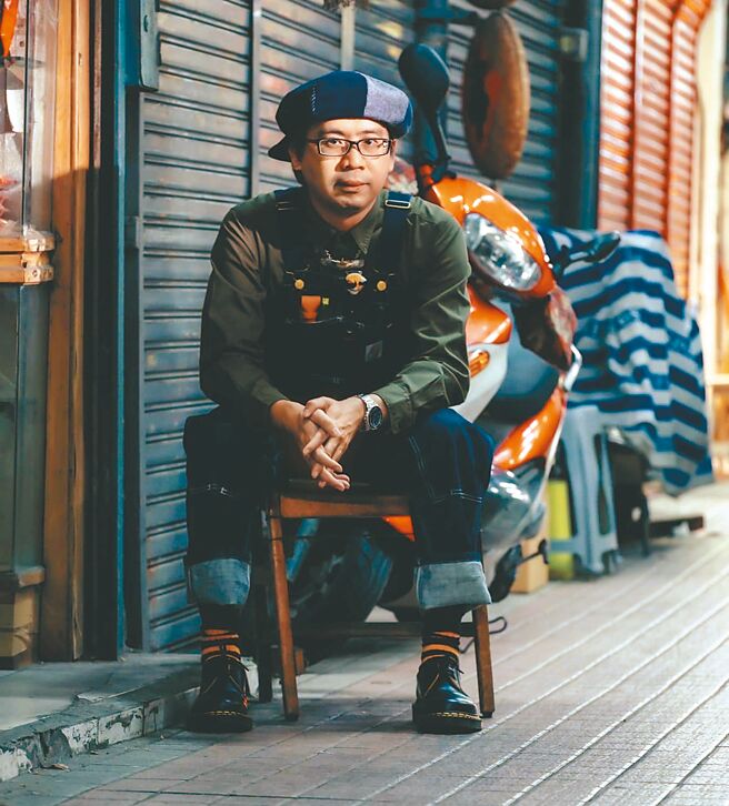 从小就热爱作画的疯狂杰森，长大后如愿以偿从事自己最爱的工作，作品与人都有相当鲜明的个人特色。（疯狂杰森提供）