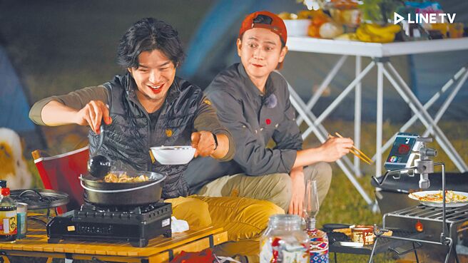 陳柏霖（左）、劉冠廷露營第一晚，一起烹飪晚餐。（LINE TV提供）