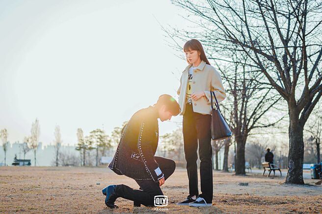 金永大（左）蹲下帮李圣经繫鞋带，没想到却被女方误会。（爱奇艺国际站提供）