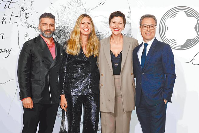 万宝龙Montblanc Haus博物馆开幕派对，万宝龙总裁Nicolas Baretzki（右起）、女星Maggie Gyllenhaal、万宝龙公关总监Stephanie Radl、男星Oscar Isaac合影。（Montblanc提供）