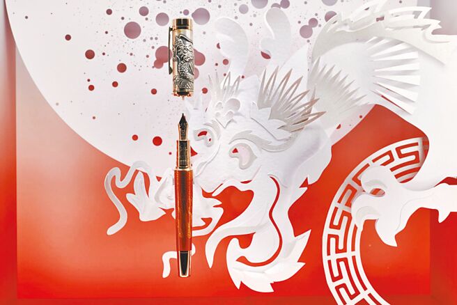 万宝龙Montblanc Haus博物馆陈列歷年经典的代表笔具作品，图为祥龙限量笔。（Montblanc提供）
