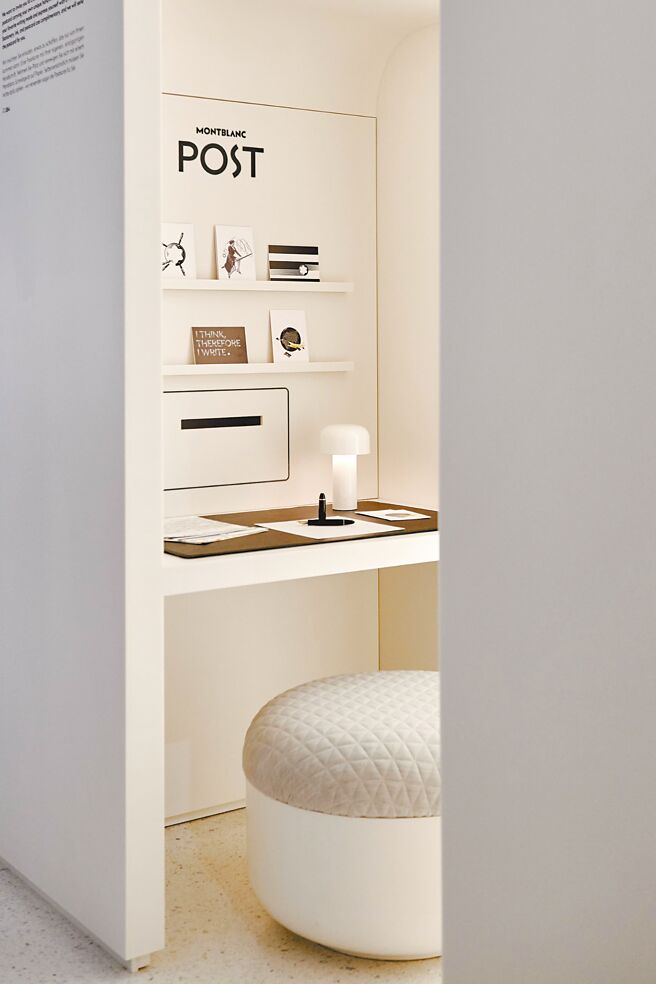 参观者可透过Montblanc Post服务，写明信片寄到世界各地。（Montblanc提供）
