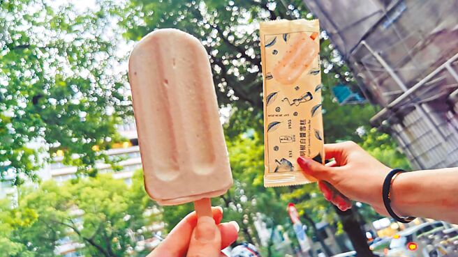 全家推出与黄亚细肉骨茶合作的「胡椒白酱雪糕」，内含胡椒与蒜香颠覆大眾想像。（全家提供）