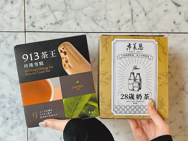 全联「饮料系」冰品「小美Ｘ天仁913茶王珍珠雪糕」（左）4入特价188元、「布莱恩红茶28岁奶茶雪糕」4入特价127元。（全联提供）
