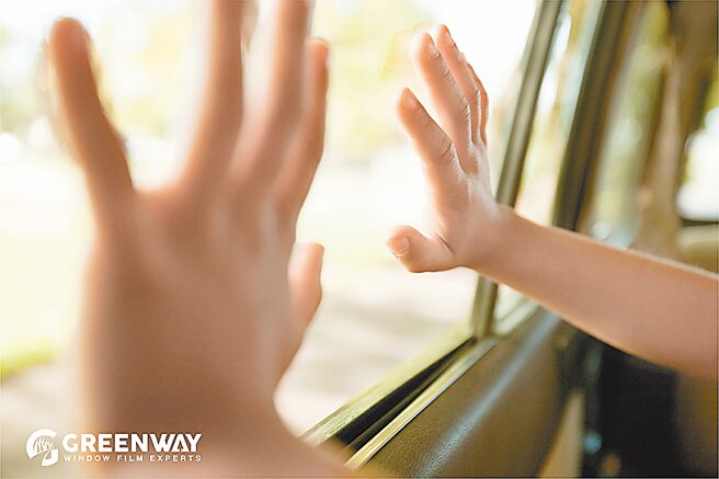 GREENWAY格菱威來台深耕十年，日前發表「GS禦守系列」05PLUS低透光新色，此系列具備超高隔熱力及防疫力，由於完全不含金屬成份，同時不會影響5G、GPS、eTag等電子產品訊號（見圖）。（GREENWAY提供）