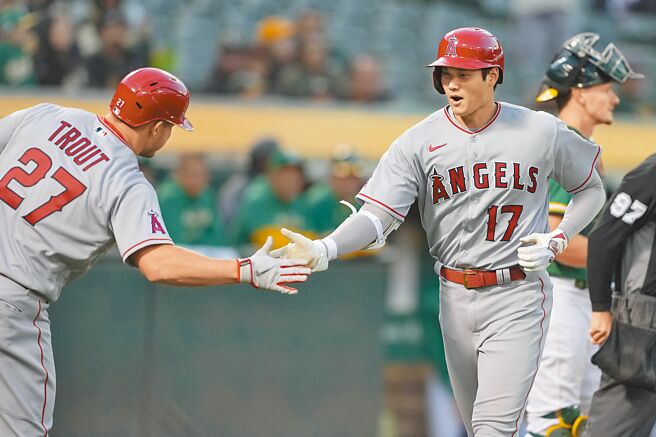 大谷翔平昨在5局敲出兩分全壘打後回到本壘跟隊友擊掌。（路透）