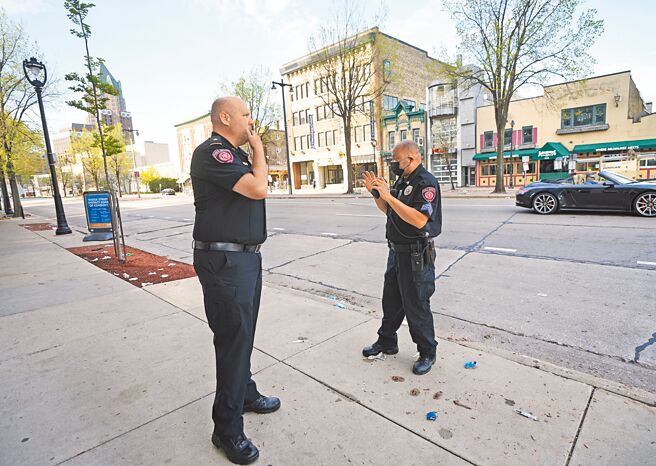 密尔瓦基警方在街头调查枪击案现场情况。（美联社）