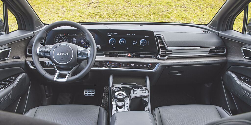 Kia Sportage全車系標配全景曲面顯示螢幕，儀表控台設計風格相當具有科技感。（陳大任攝）