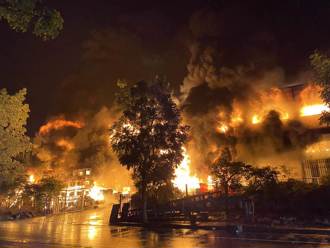 台南柳營塑膠工廠深夜惡火 2600平方公尺廠房燒光