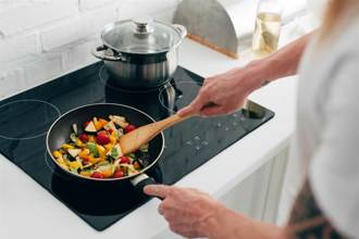 在家煮也要當心食物中毒！預防4大壞菌作怪 重點曝光
