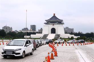 用鏡頭看台灣》中正紀念堂車來速啟用 民眾大排長龍篩檢